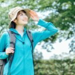 トレッキングする女性