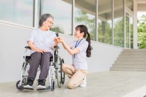 車椅子に乗る女性と介護士の女性