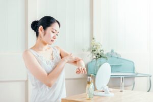 ボディクリームを塗る女性